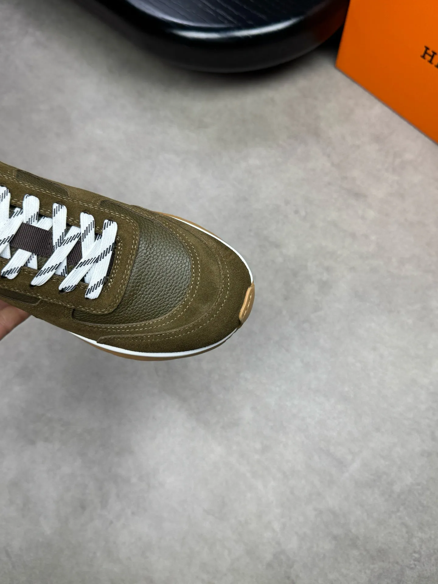 [HERMES] Hermes men's shoes 💰: 800💰 - High-end quality original items 🔍🔍🔍 casual sports shoes - Upper: 🔝 pebbled calfskin, suede calfskin, shoe body forged ´H´ totem, tongue webbing injection molded brand logo - Lining: brand canvas, foot pads; water-dyed cowhide -Outsole: Ultra-light T men's shoes 💰U foam; two-color molded outsole -Ultra-high quality control and fine workmanship: highlighted (high-end, extravagance, grade) -Size: 38-44 (45, can be customized)